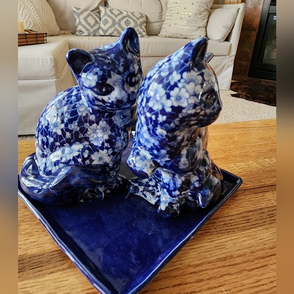 Pair Of Staffordshire Calico Cats- Blue And White Figurines - Picture 8 of 8